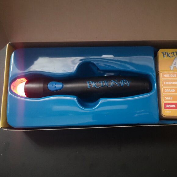 Mattel Pictionary Air Game with French Cards Only for Ages 8+ (2 Teams) - Picture 2 of 4